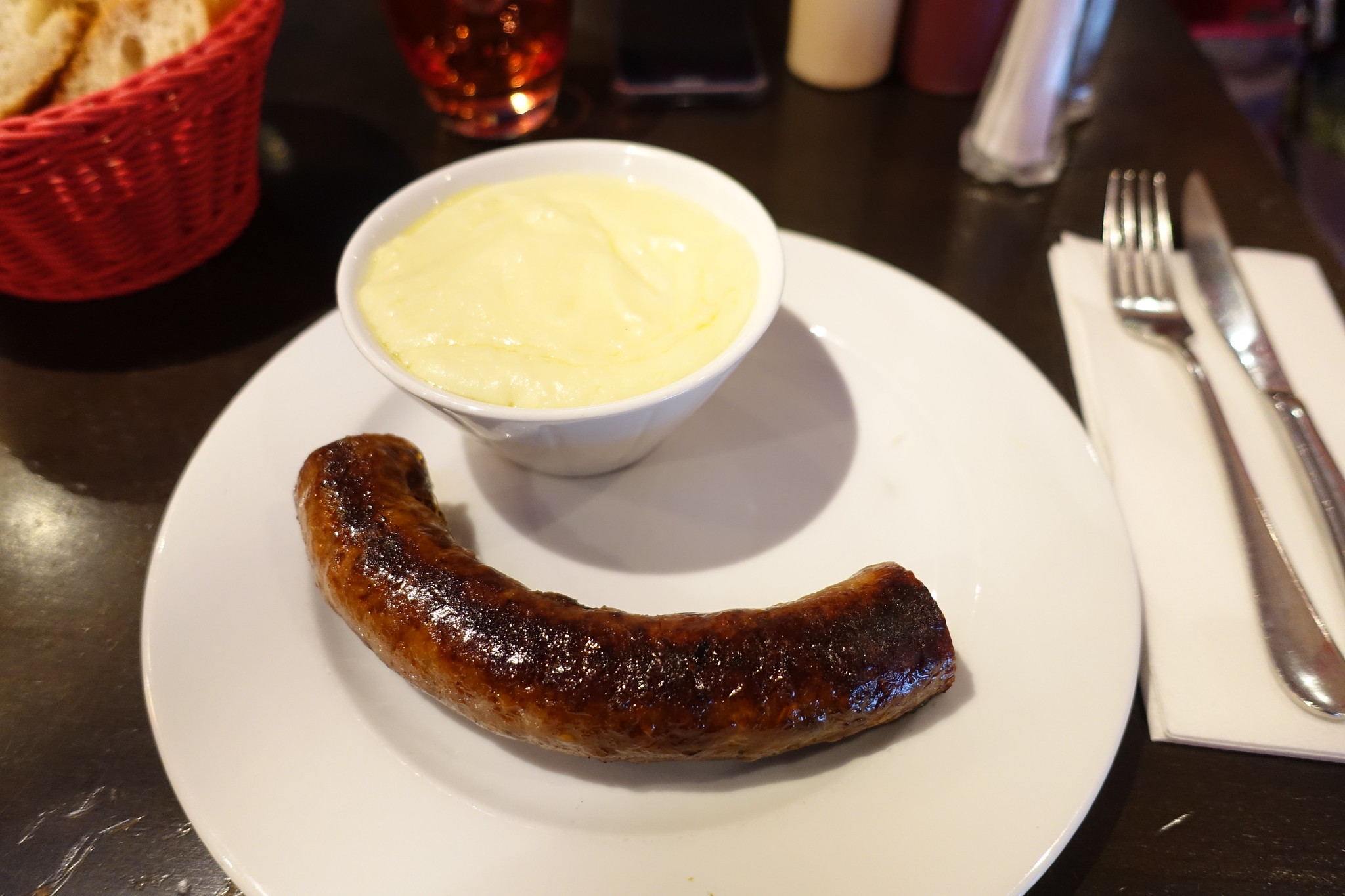 Aligot et saucisse de Toulouse grillée - Photo de Guilhem Vellut - 101Pairing.com