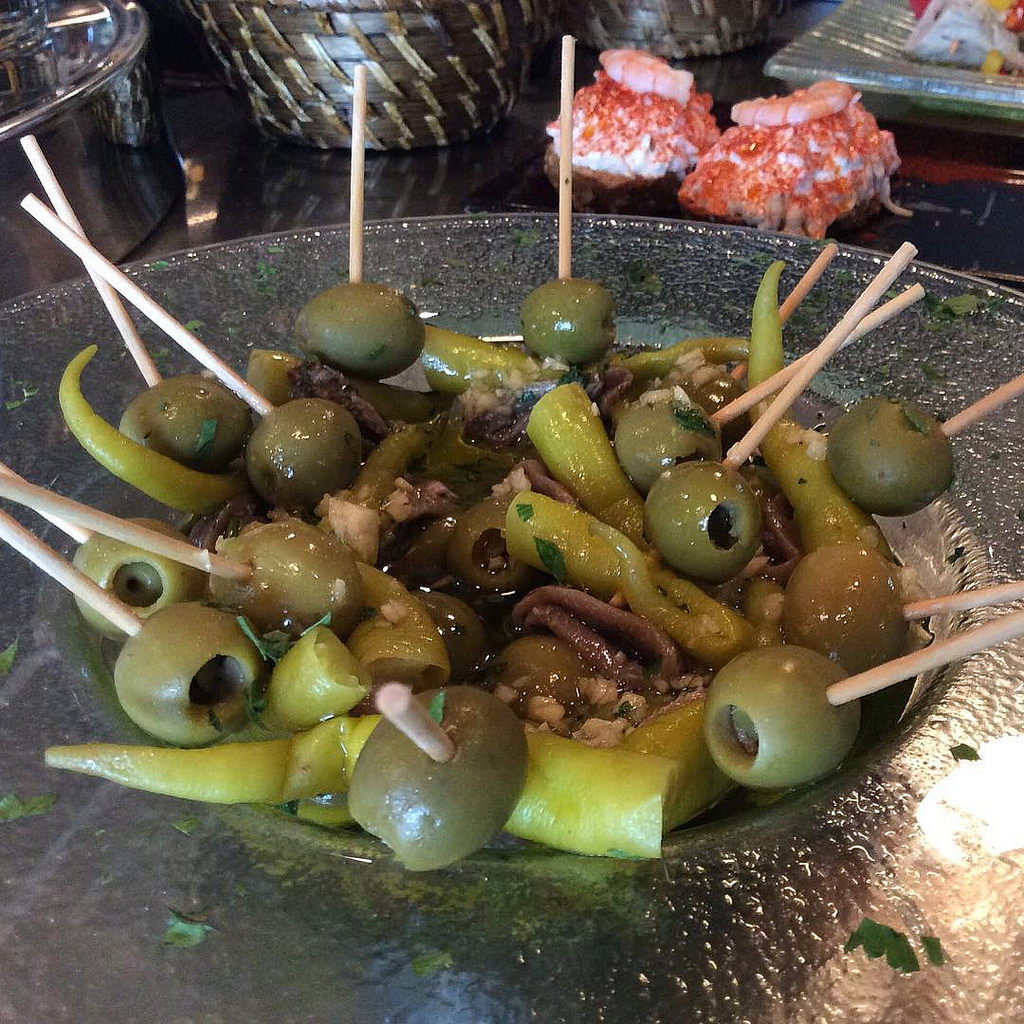 Anchois et olives vertes - Photo de GastroyPolitica By FB - 101Pairing.com