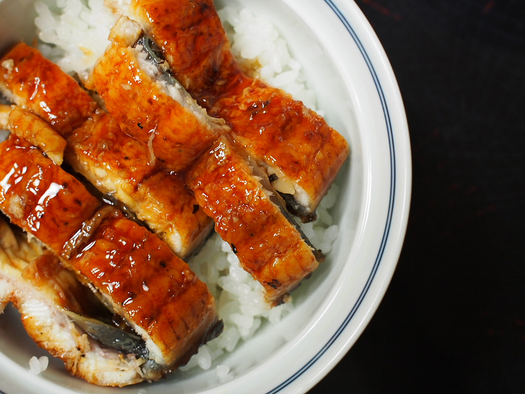 Anguille grillée à l’ail et aux herbes - Photo de Toukou Sousui 淙穂鶫箜 - 101Pairing.com