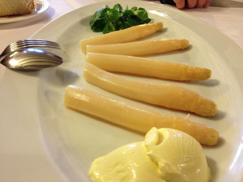 Asperges blanches mayonnaise - Photo de Joselu Blanco - 101Pairing.com