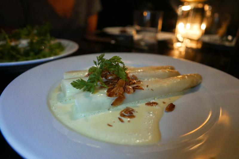 Asperges blanches sauce maltaise - Photo de Lou Stejskal - 101Pairing.com