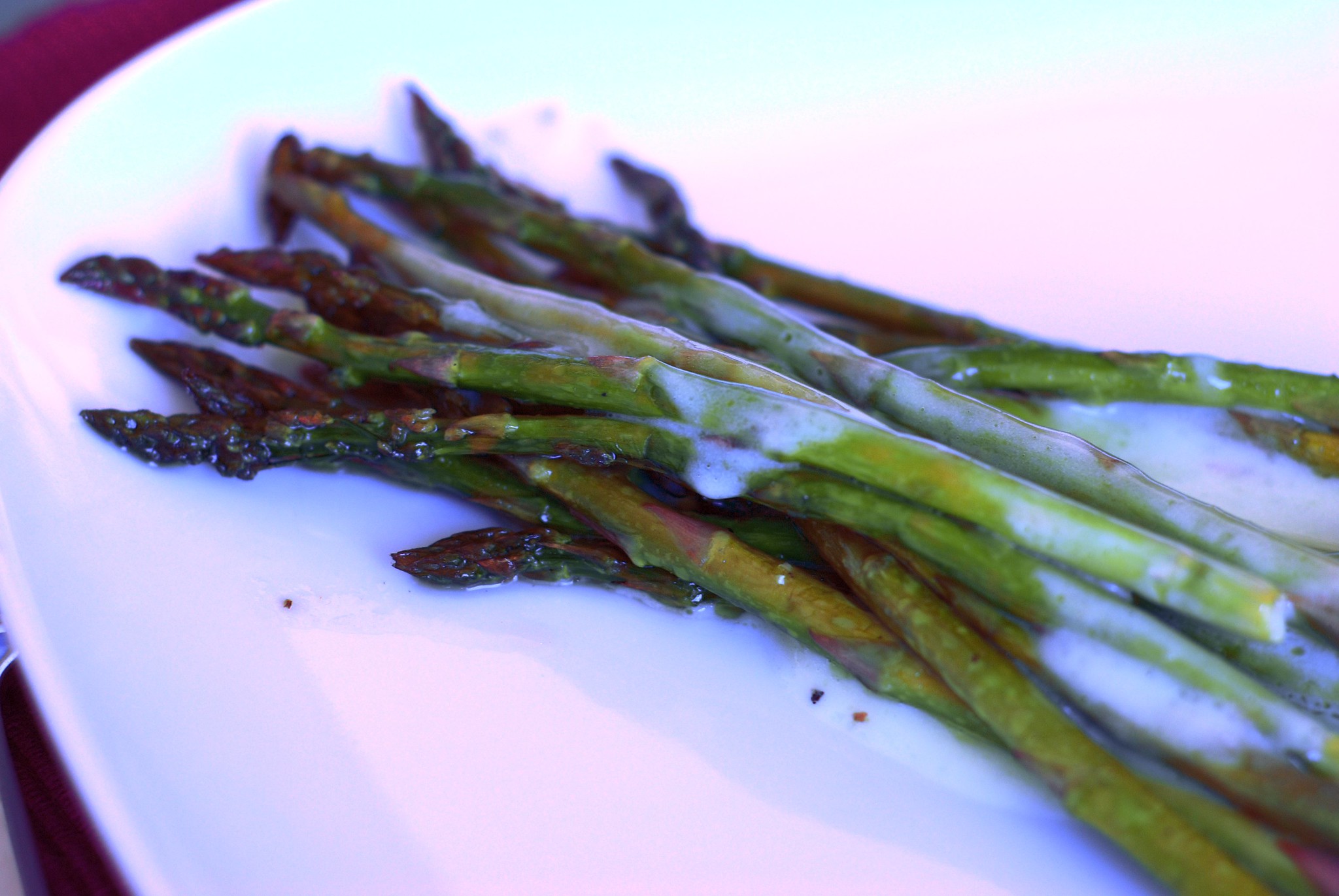 Asperges vertes sauce au beurre blanc - Photo de Lucia Sanchez - 101Pairing.com