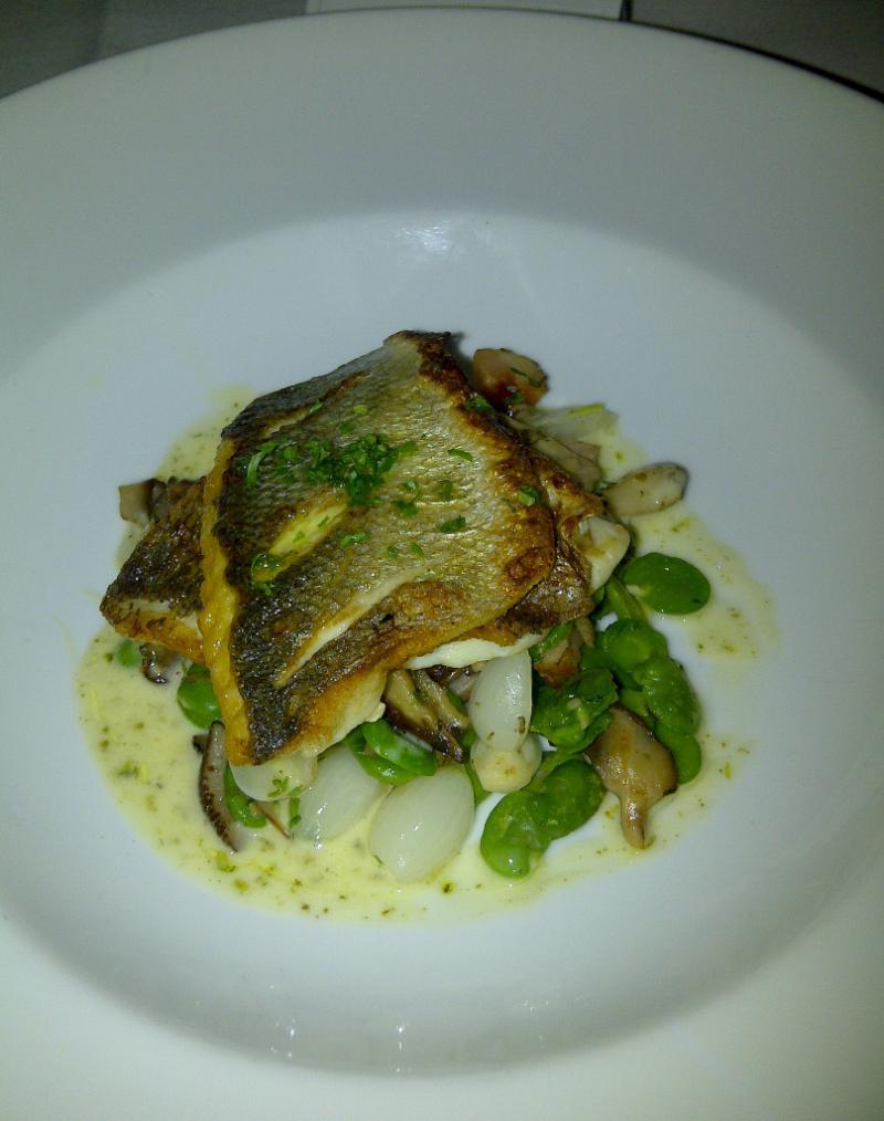 Bar rôti au beurre de basilic - Photo de N Wong - 101Pairing.com