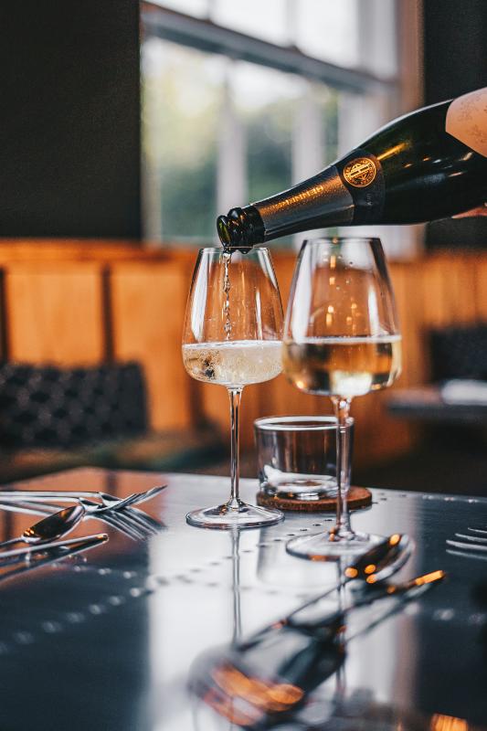 Champagne Blanc de noirs Doux - Vins effervescents blancs - Photo de Ambitious Studio* | Rick Barrett - 101Pairing.com