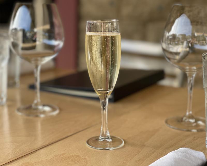 Champagne Blanc de blancs Brut Non dosé Millésimé - Vins effervescents blancs - Photo de Sarah Stierch - 101Pairing.com