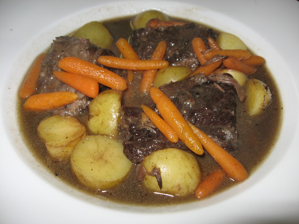 Bœuf bourguignon aux pommes de terre à la vapeur - Photo de Arnold Gatilao - 101Pairing.com
