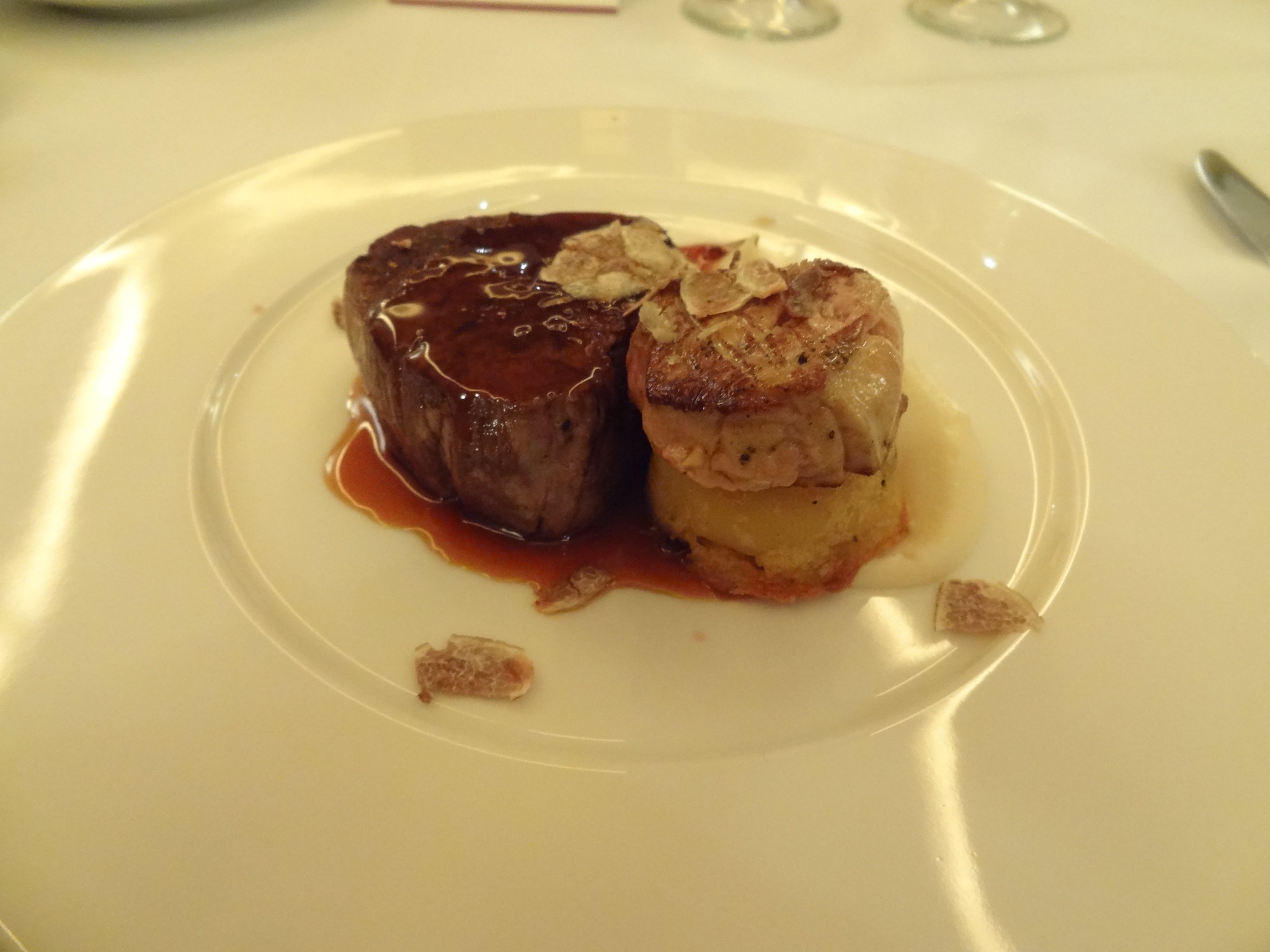 Bœuf rôti sauce à la truffe noire - Photo de Ross Bruniges - 101Pairing.com