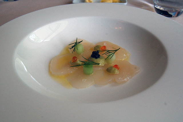 Carpaccio de coquilles Saint-Jacques à la tapenade - Photo de denAsuncioner - 101Pairing.com