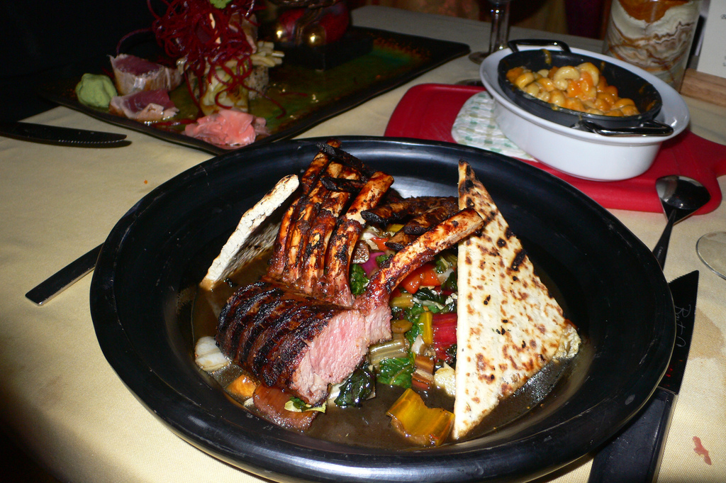 Carré d’agneau rôti à la crème d’ail - Photo de Mark Mitchell - 101Pairing.com