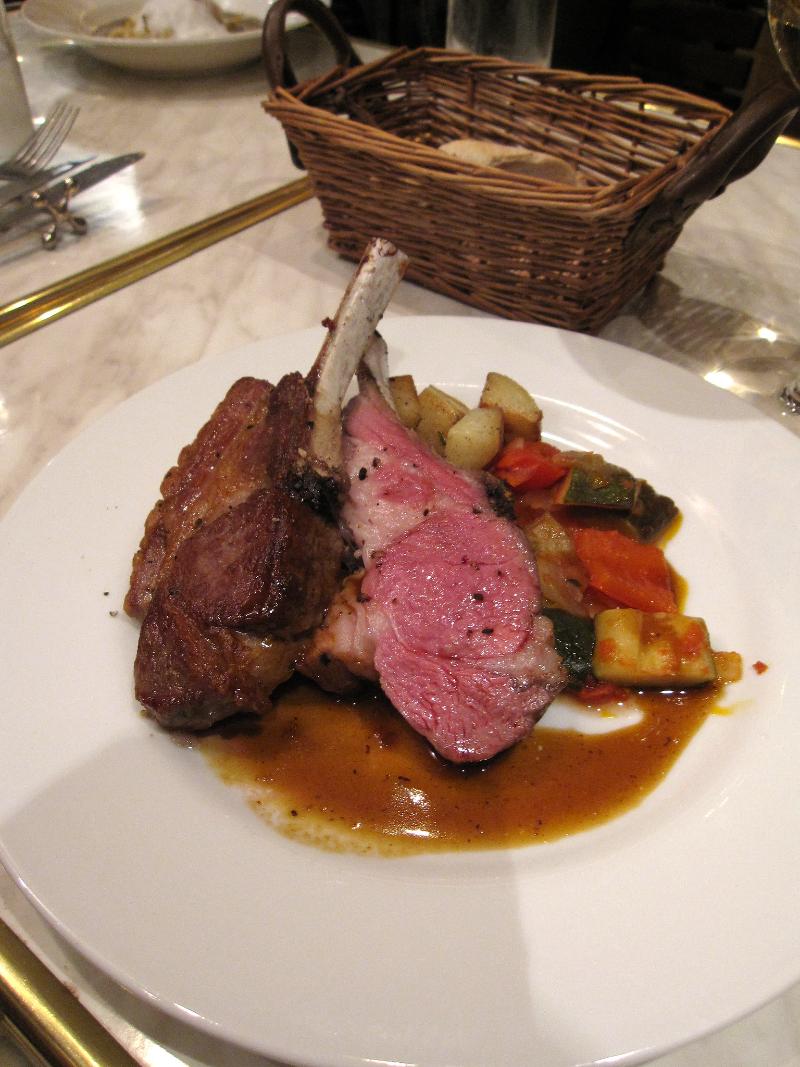 Carré d’agneau rôti à la fleur de thym et ratatouille - Photo de mari - 101Pairing.com