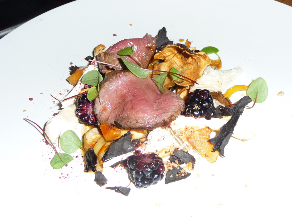 Chevreuil rôti aux girolles et au thym - Photo de Ross Bruniges - 101Pairing.com