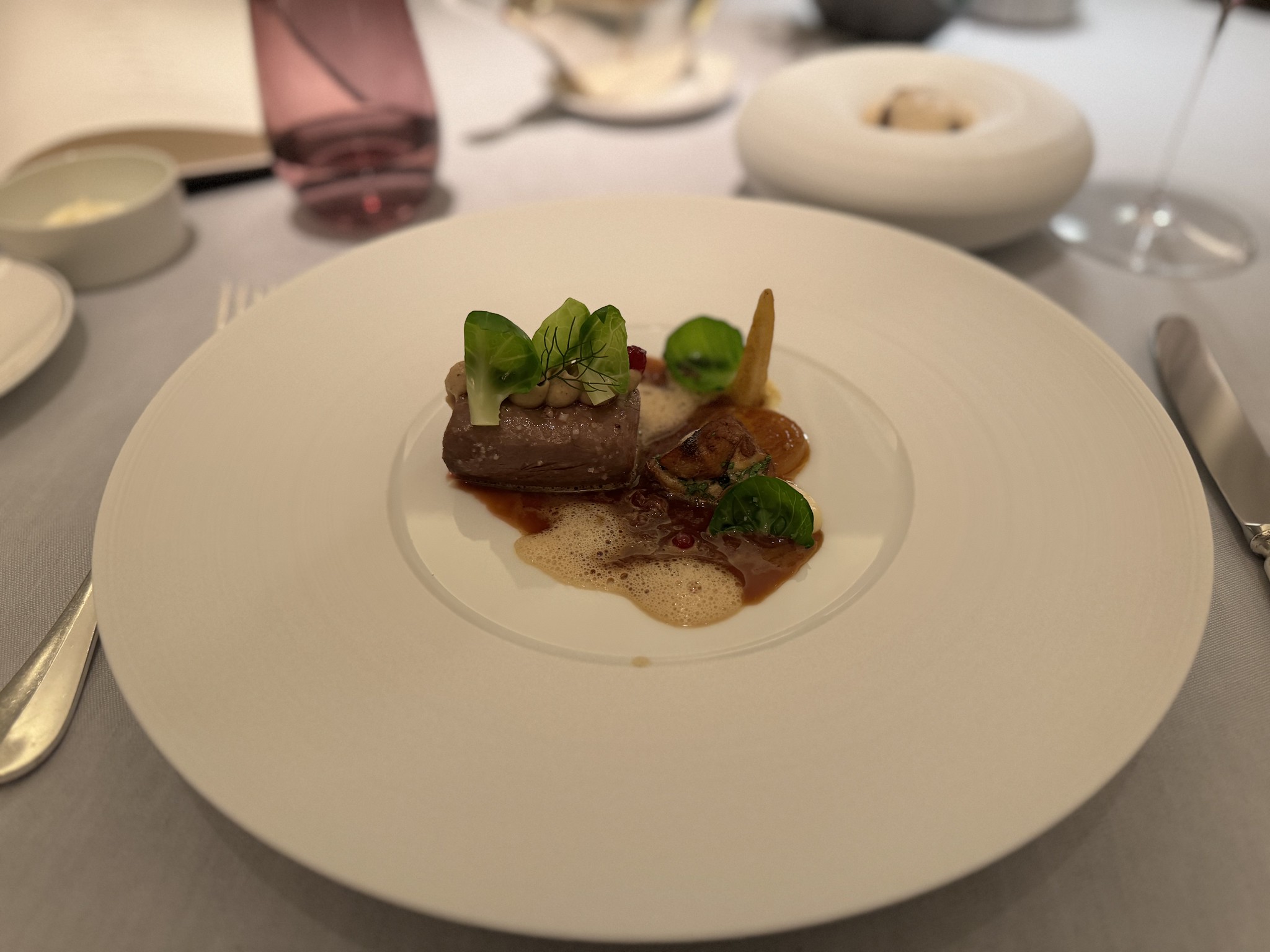 Chevreuil rôti sauce grand veneur - Photo de Yanay Rosen - 101Pairing.com