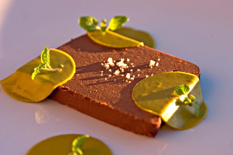 Bûche de Noël au chocolat et crème à la pistache - Photo de H. Alexander Talbot - 101Pairing.com