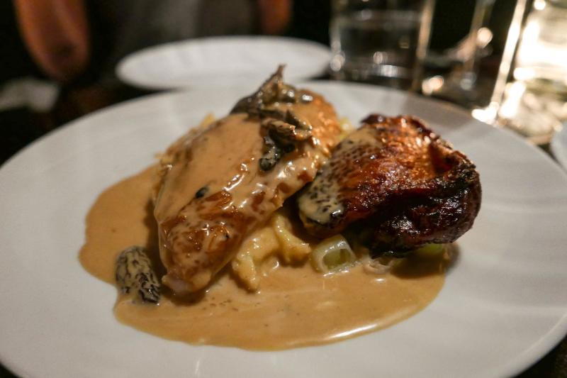 Coquelet rôti aux morilles - Photo de Lou Stejskal - 101Pairing.com