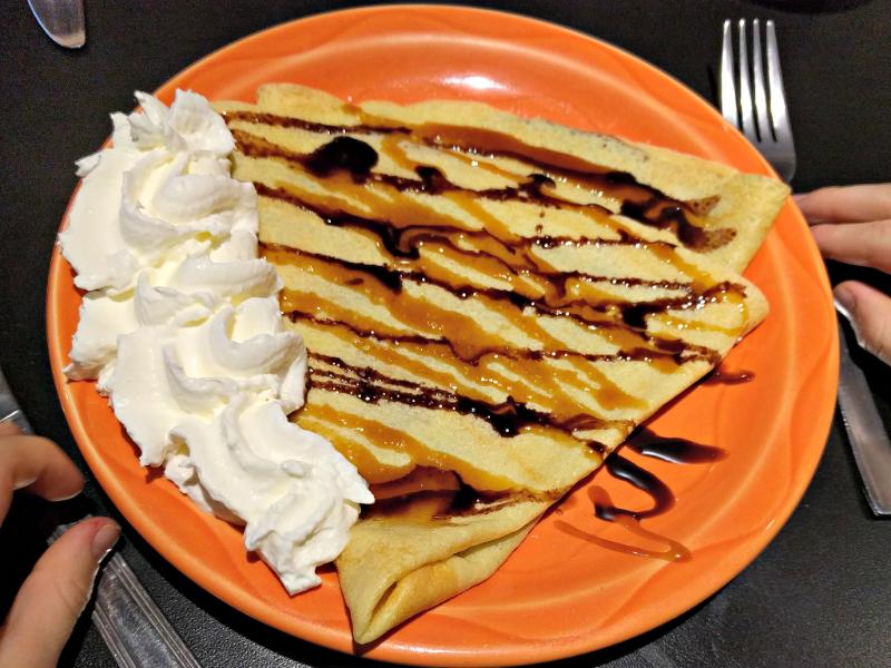 Crêpe au chocolat nappée de caramel - Photo de Ruth Hartnup - 101Pairing.com