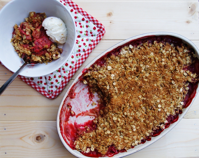 Crumble à la fraise et à la rhubarbe - Photo de Foodmoods - 101Pairing.com