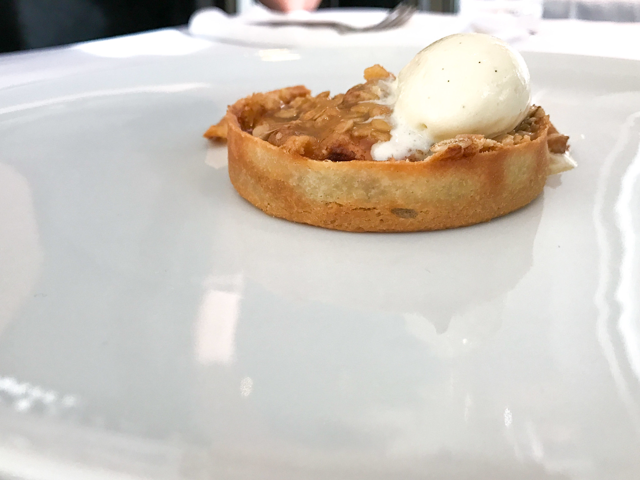 Crumble à la pomme et aux noix - Photo de Lou Stejskal - 101Pairing.com