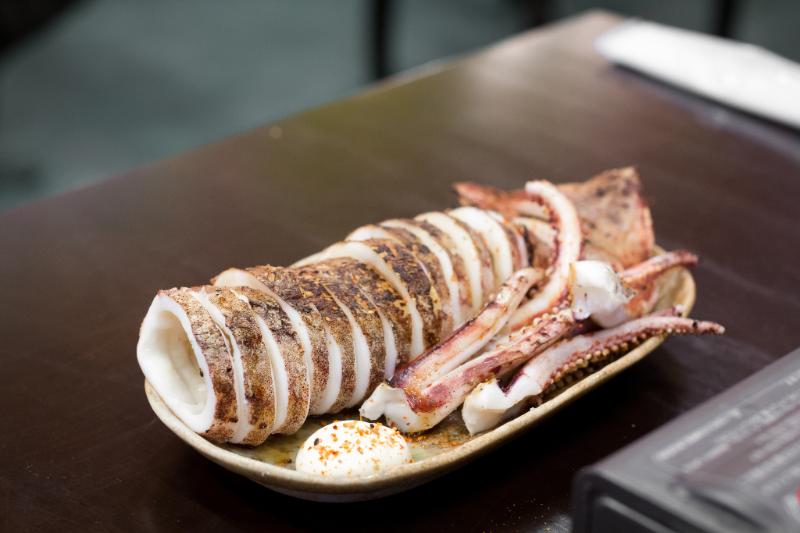 Calmars grillés à l’huile d’olive avec citron et gros sel - Photo de t-mizo - 101Pairing.com