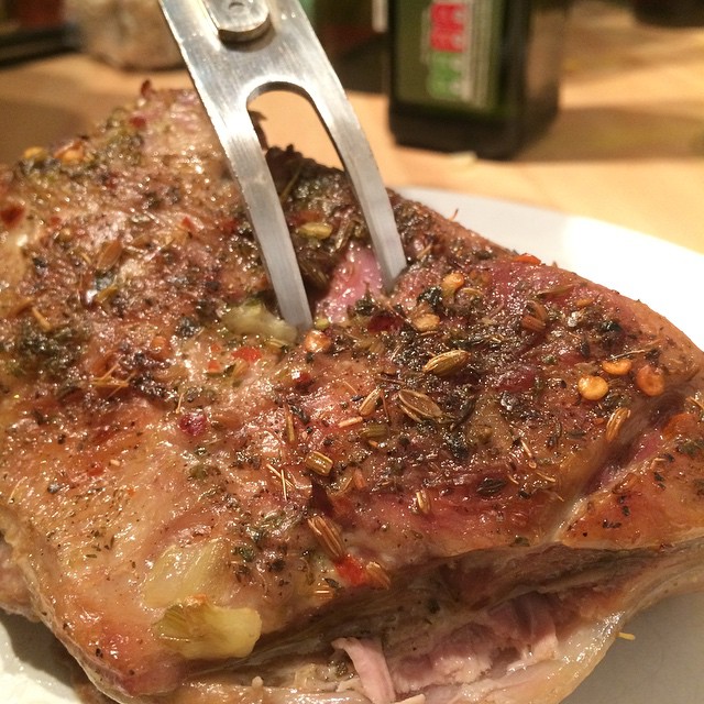 Épaule d’agneau rôtie aux fines herbes - Photo de Jeremy Keith - 101Pairing.com