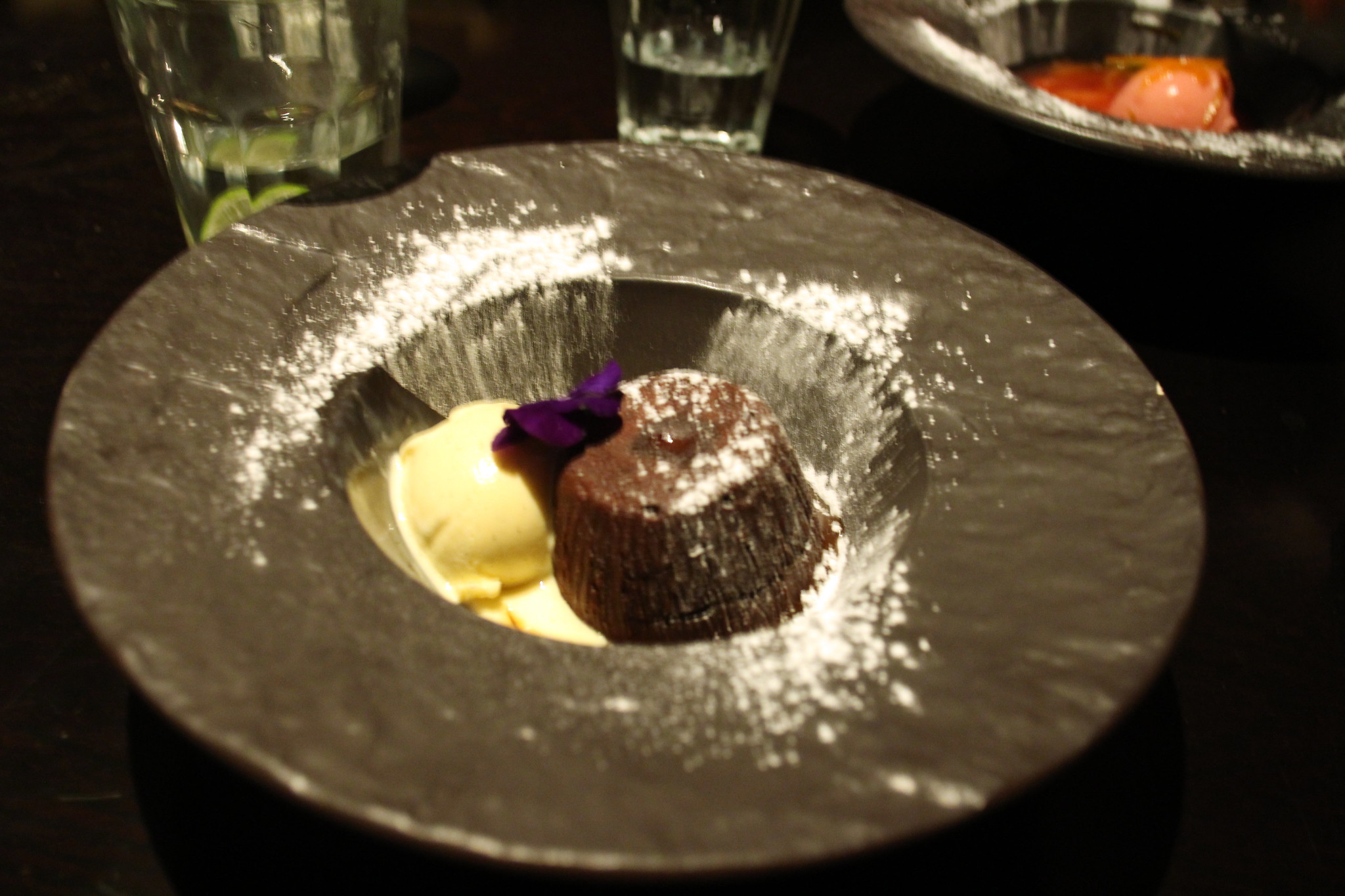 Fondant au chocolat noir et caramel au beurre salé - Photo de Bex Walton - 101Pairing.com