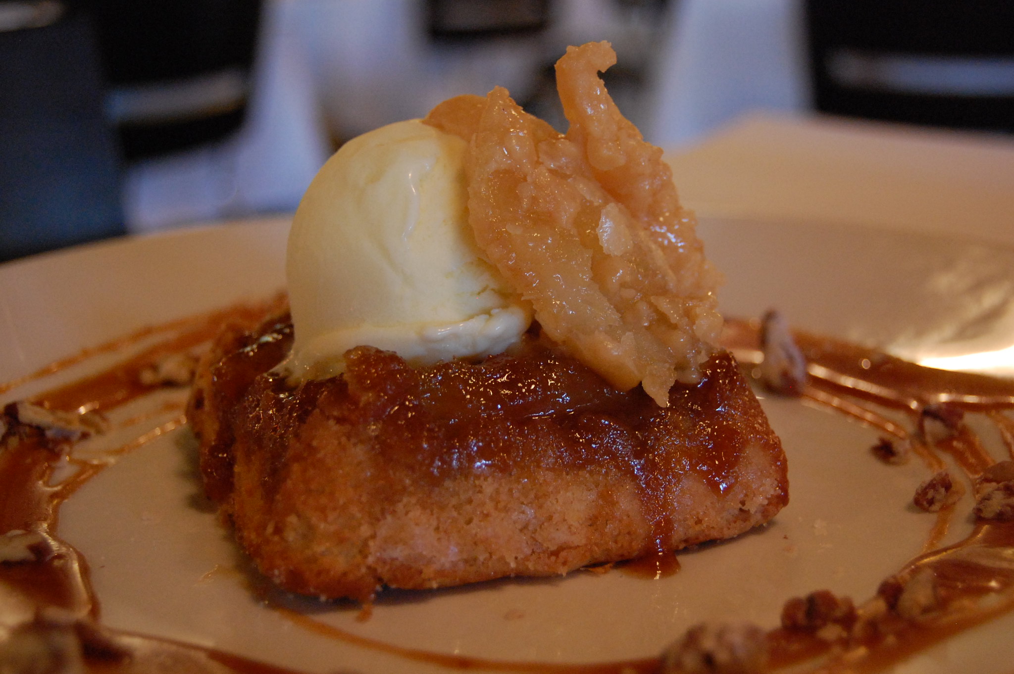 Gâteau renversé à la poire et glace à la cannelle - Photo de stu_spivack - 101Pairing.com