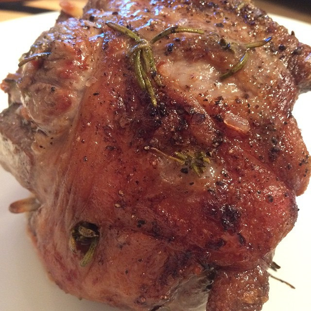 Gigot d’agneau rôti aux herbes - Photo de Jeremy Keith - 101Pairing.com