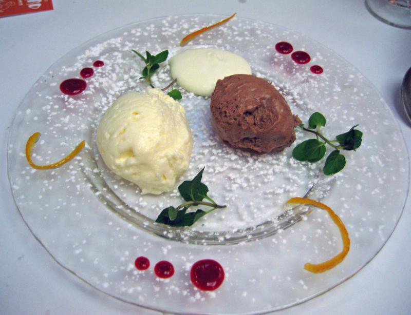 Mousse aux chocolats blanc et noir avec de la noix de coco - Photo de Ruth Hartnup - 101Pairing.com