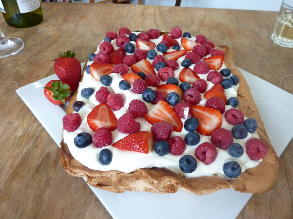 Pavlova aux fruits noirs et rouges - Photo de Adele Prince - 101Pairing.com