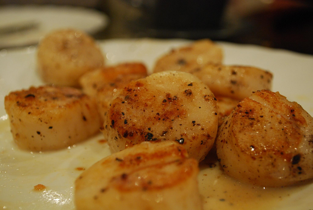 Coquilles Saint-Jacques grillées à la citronnelle - Photo de Alpha - 101Pairing.com