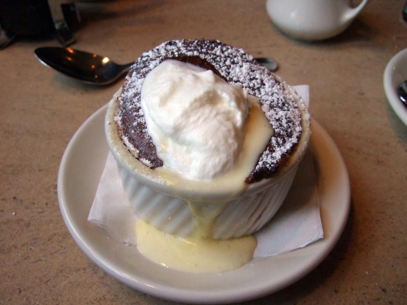 Soufflé au chocolat et crème anglaise - Photo de Ralph Daily - 101Pairing.com