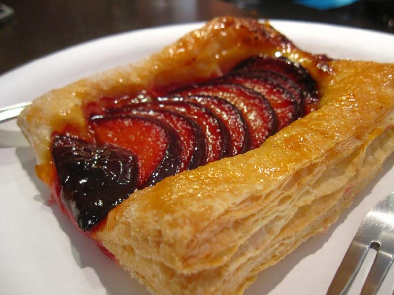 Tarte à la prune noire - Photo de Kate Hopkins - 101Pairing.com