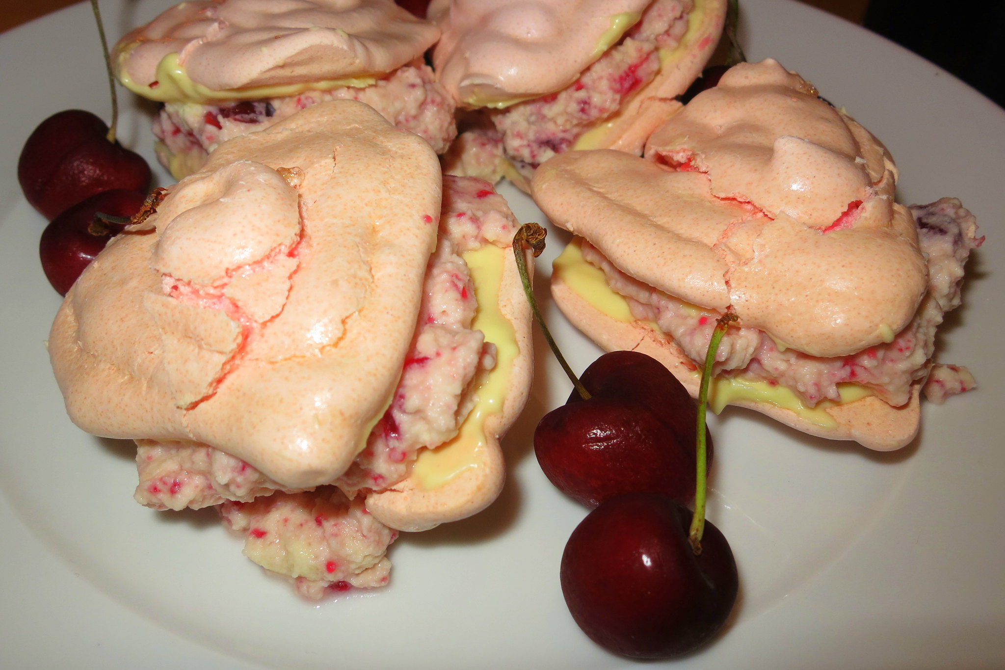 Gâteau meringué à la cerise - Photo de Leigh Harries - 101Pairing.com