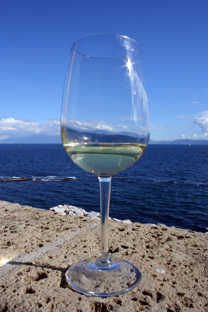 Vin de Corse Blanc - Vins tranquilles blancs - Photo de sunshinecity - 101Pairing.com