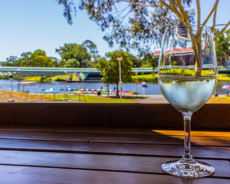 Entre-Deux-Mers Haut-Benauge - Vins tranquilles blancs - Photo de Danijel-James Wynyard - 101Pairing.com