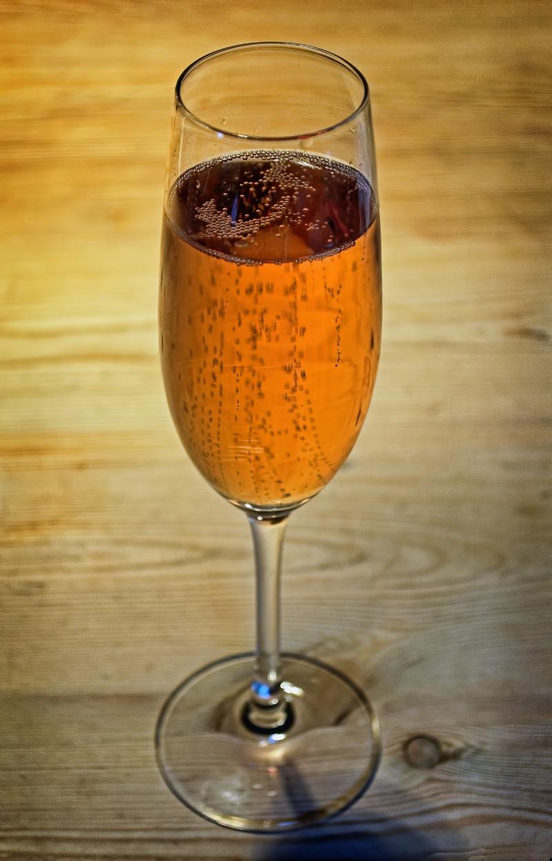Crémant du Jura Rosé Sec - Vins effervescents rosés - Photo de waferboard - 101Pairing.com