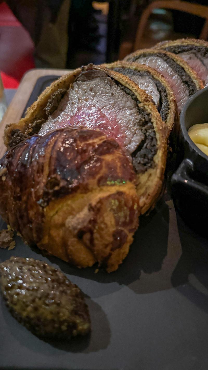 Filet de bœuf en croûte aux herbes - Photo de Dale Cruse - 101Pairing.com